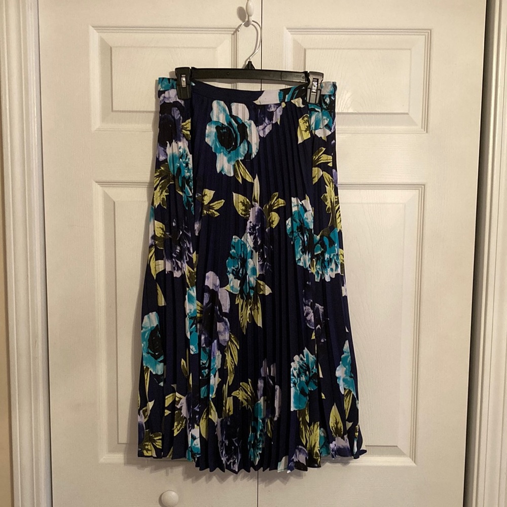 TAHARI Navy Blue Floral Pleated Midi Skirt - Picture 2 of 4